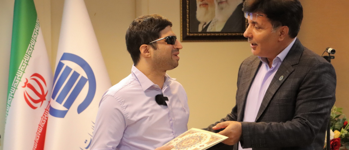 تقدیر رئیس ایرانداک از کتابدار نوآور روشندل کتابخانه مرکزی دانشگاه علامه طباطبائی