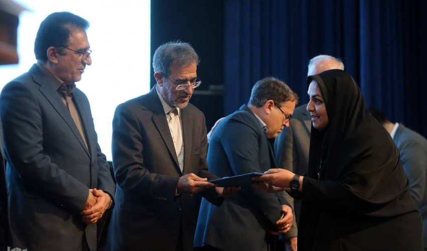 تقدیر از همکار معاونت پژوهشی در اختتامیه جشنواره ملی کتاب سال دانشجویی