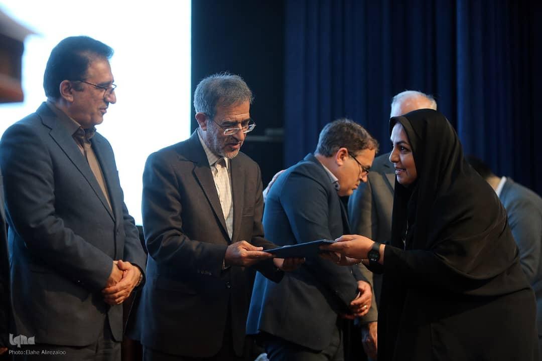تقدیر از همکار معاونت پژوهشی در اختتامیه جشنواره ملی کتاب سال دانشجویی