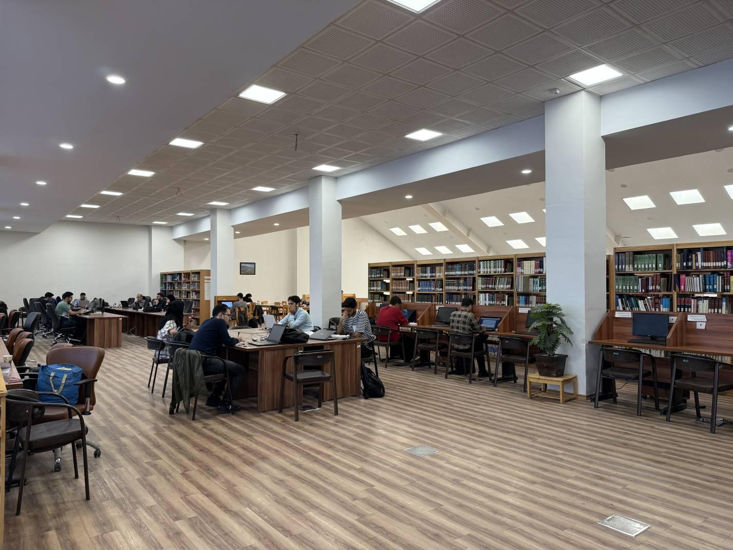 با امکانات و قوانین امانت کتب در کتابخانه مرکزی دانشگاه بیشتر آشنا شوید